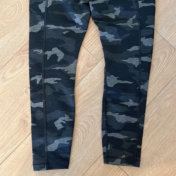 ATHLETA | Ultimate Stash Pocket Camo 7/8 Tight - Picture 9 of 9